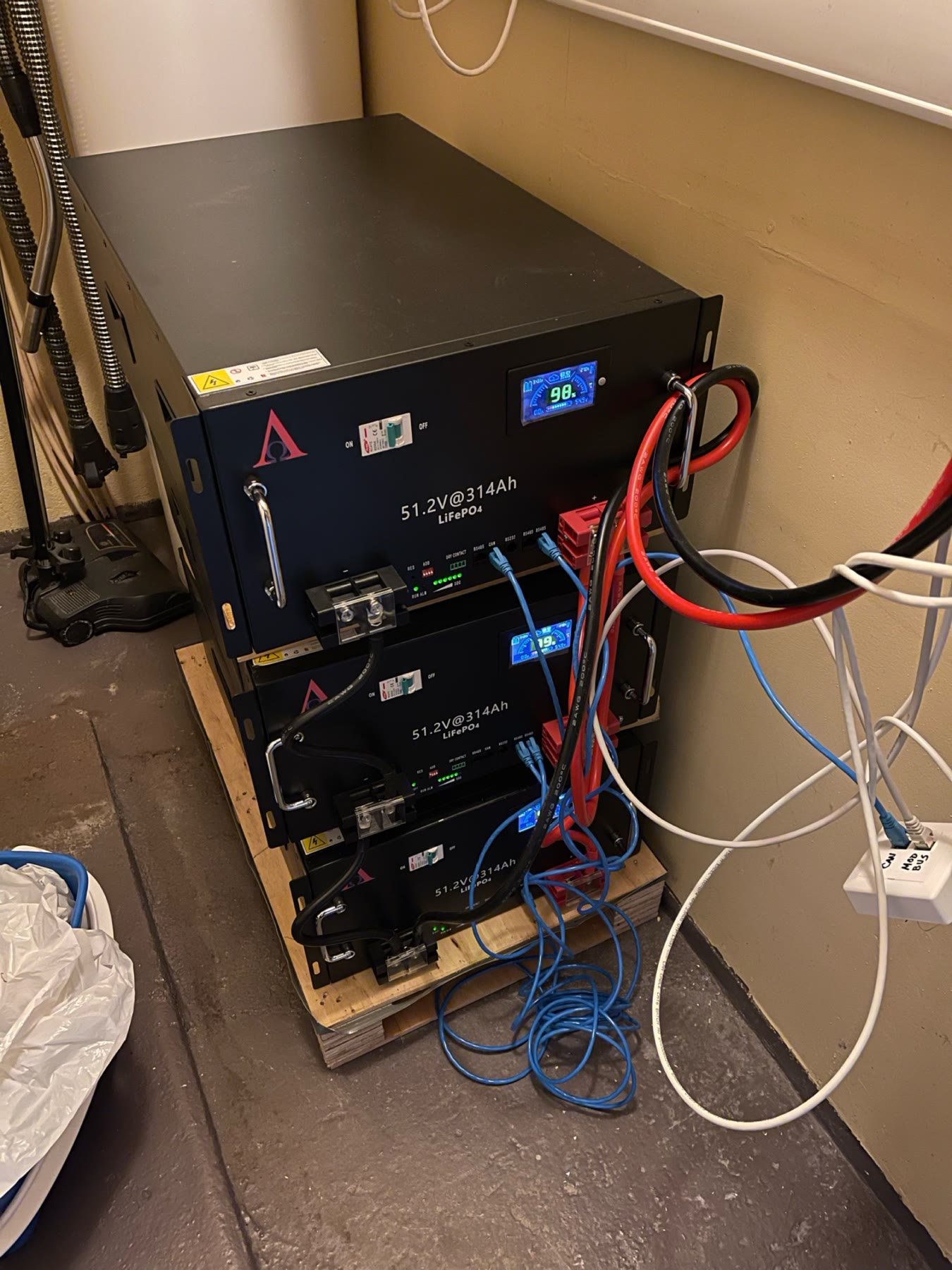 Tre 51,2 volt og 314 Ah LiFePO4-batterimoduler på BB86-anlegget
