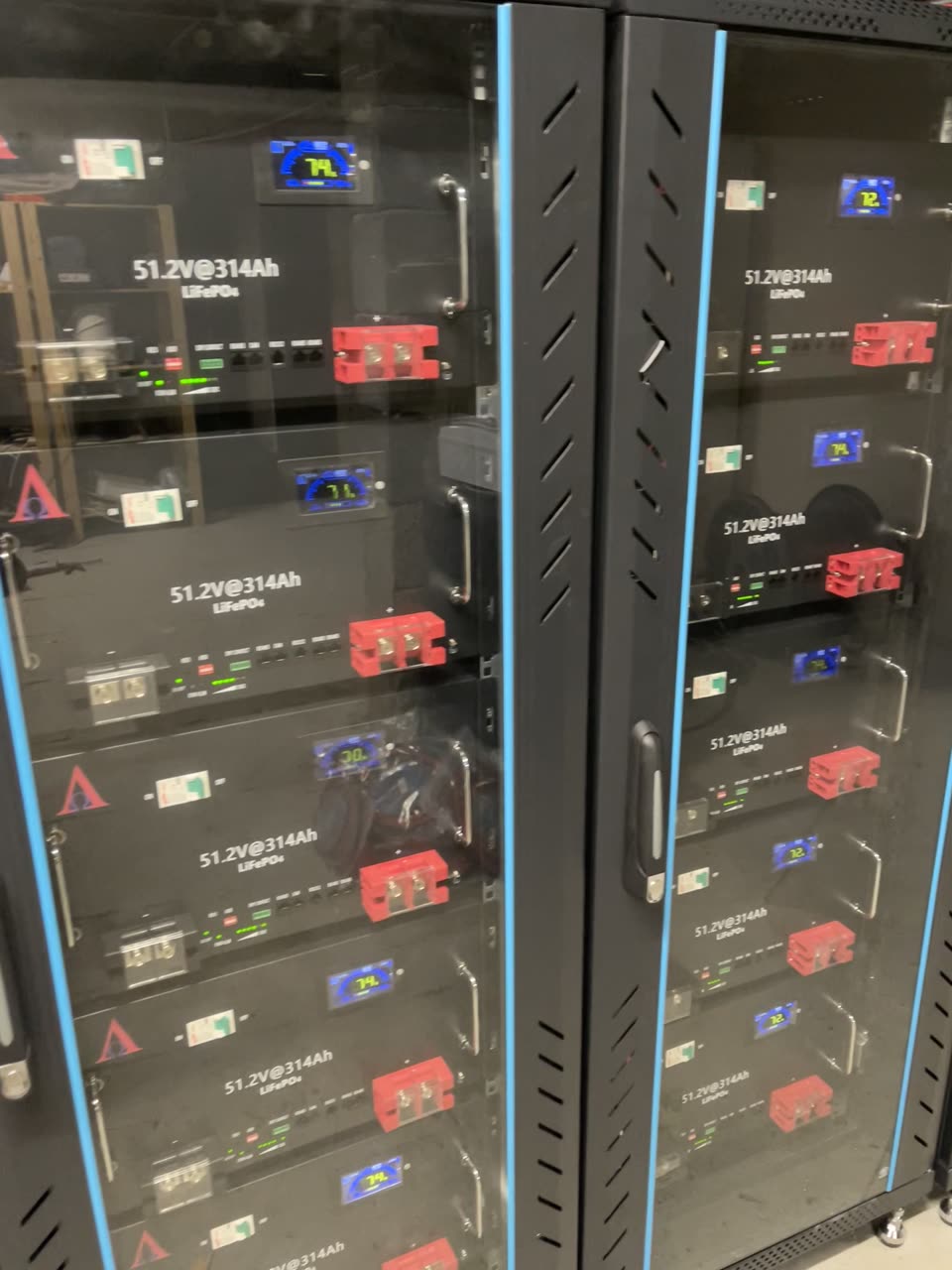 Flere 51,2 volt og 314 Ah LiFePO4-batterimoduler samlet i rack ved HF39