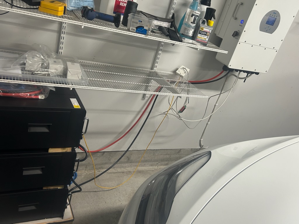 Tre LiFePO4-batterimoduler og Deye hybridinverter i SLS22-anlegget