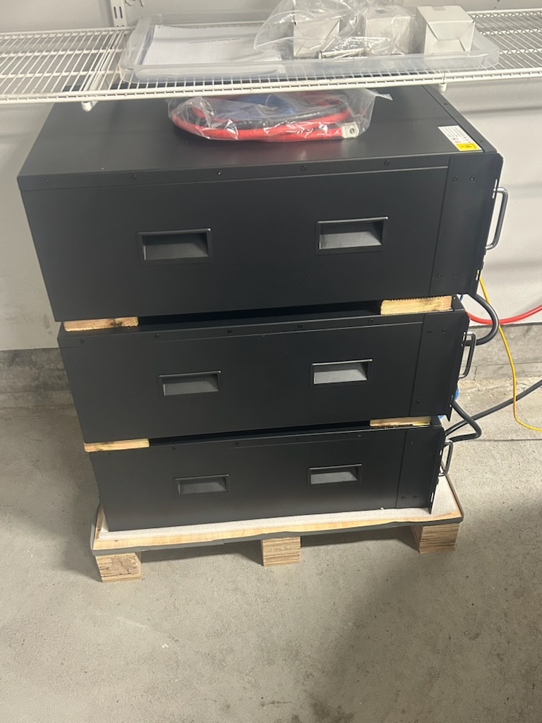 Tre svarte 51,2 volt og 314 Ah LiFePO4-batterimoduler i SLS22-anlegget
