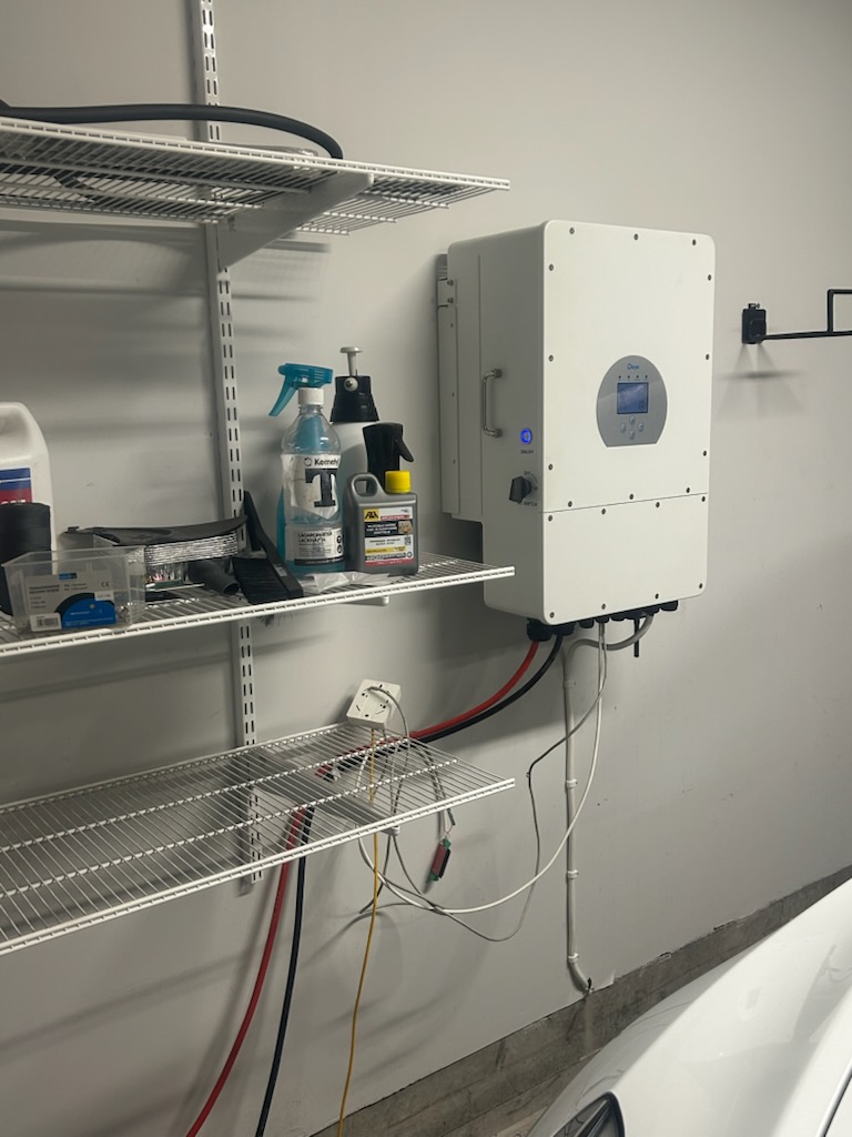 Deye hybridinverter montert i SLS22-anlegget